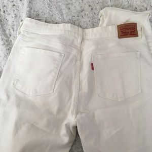 White Levi’s Jean
